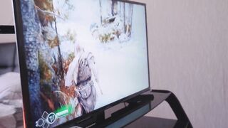 Gamer nőci konzolozás helyett kárót kap