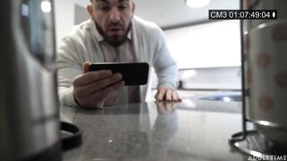 Az óriás keblű bejárónő meghágva