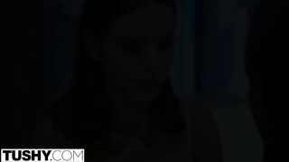 Lana Rhoades seggét egy néger pasi döngeti