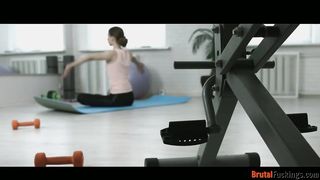 Jogázó tini csajt szexel popóba az edő