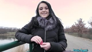 Orosz tini kisasszony pénzért dug