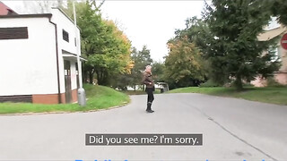 Világos Szőke tini hölgyemény a raktárban szexel