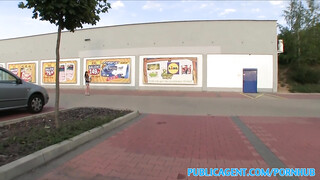 Yvette a lidl parkolójában dug