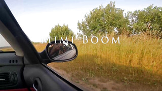 Izgató tini barátnő a autóban cumizik