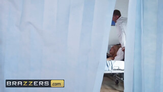 Brazzers - Bonnie Rotten análjában az óriás hímtag
