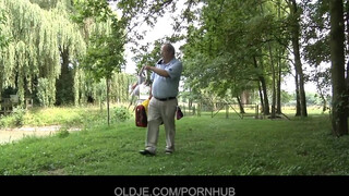 Oldje - Vén pasi keféli a tini csajszit