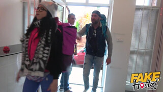 Fake Hostel - Kolumbiai nőci a pasija előtt szexel