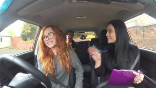 Fake Driving School - pici vörös hölgyemény eltereli az oktató figyelmét