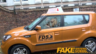 Fake Driving School - debella kiscsaj alig fér el a verdában