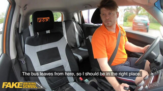 Fake Driving School - vegyvédelmi ruhában ül be a csajszi a kocsiba