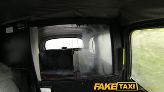 FakeTaxi félénk picsa extra pénzt szerez