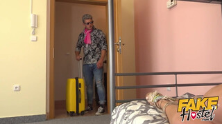 Fake Hostel szűk pinájú olasz bige és dupla pöcs