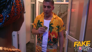 Fake Hostel afrikai picsa és egy latina pina közösen
