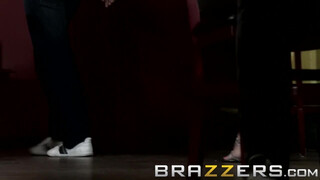Brazzers - Keiran Lee egyszerre basz meg kettő kisasszonyt