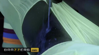 Brazzers - az ázsiai Kendra Spade jó méretes dákót talál