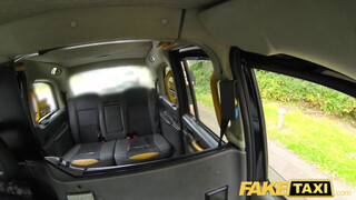 Fake Taxi - Hatalmas tőgyes milf megdöngetve a hátsó ülésen