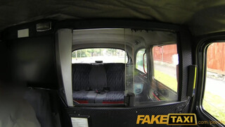 FakeTaxi - Felborotvált fejű punk hölgyemény megdugva
