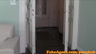 FakeAgent rettentő aranyos tini csajszi és a szűk kicsike puncikája