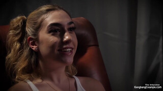 Orgia creampie - világos szőke csaj alig kap levegőt a faszoktól