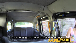 FakeTaxi - Latina kiscsaj kefél a taxissal