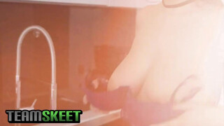 TeamSkeet - bögyös debella nőci és a kicsike faszi esete