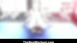 TheRealWorkout - Callie Nicole megdöngetve a teremben