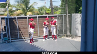 BFFS - Baseball ruhás csajok kefélni is tudnak