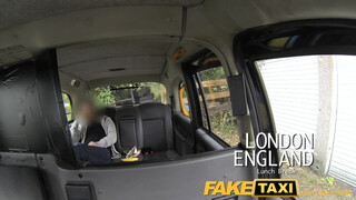 FakeTaxi - maga mutogató kiscsaj a taxiban