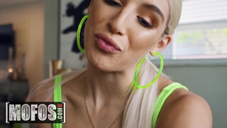 MOFOS - Abella Danger szőrös muffja bekúrva