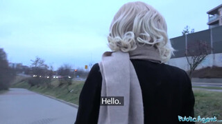 Public Agent - világos szőke barna csajszi és a vastag himbilimbi