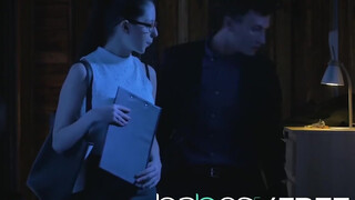 Rebecca Volpetti hatalmas kárót kap a popsijába