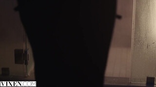 VIXEN - Allie a izgató világos szőke milf