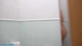 Kapuzsaru a WCben keféli meg a bögyös bigét