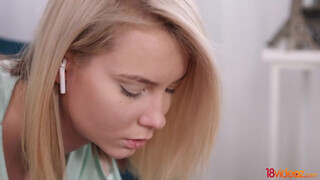 18videoz - Polly White világos szőke tinicsaj popóba