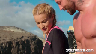 Private com - Cherry Kiss a bombázó szörfös csajszi