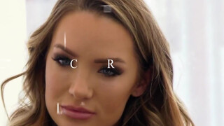 Cali Carter megrakva az irodában