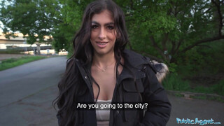 Public Agent - Alicia Trece a fogszabályzós latina kiscsaj