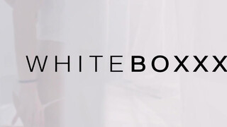 WHITEBOXXX - Isabella De Laa megrakva a kanapén