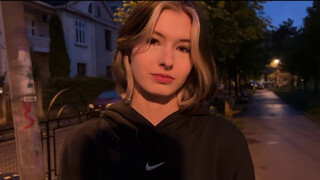 Cutie Kim megdöngetve hátulról