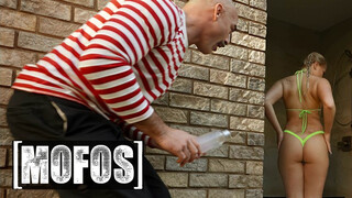 MOFOS - Harley King a bombázó világos szőke tini picsa