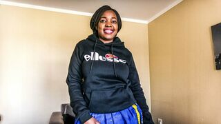 Afrikai koleszos kiscsaj munkát keres a tanulmányaihoz