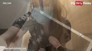 Lina Love mellbimbós nőci masturbál közkonyhában