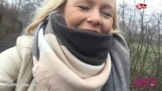 Forró tini hölgyemény kerékpáron dörzsöli szaftos puncáját