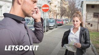 Lenyűgöző turista Silvia Dellai mélyen megkefélve egy helyi csávó által