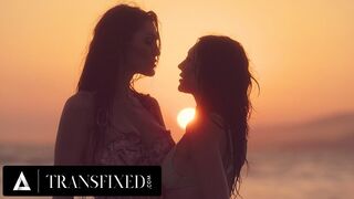 Alkonyat után hardcore baszás: Tori Easton alaposan megdugja Charlotte Sins bikini babát