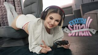Pici tini nőci Aria Banks elkapja magas mostohabátyját Chris Epicet, aki a szobájában kézimunkázza a rúdja