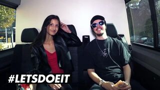 Vékony néger Coco Kiss pénzért cumizza a méretes csoki fazt az kocsiban