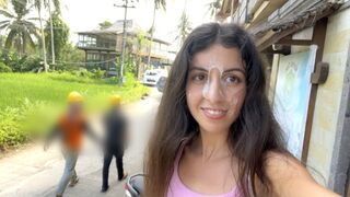Aranyos tini picsa nyaldossa a hamburgerét az arcára fröccsent geci közben közkifőzdében