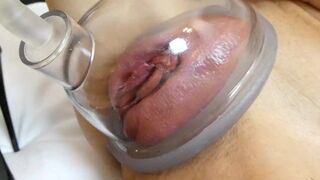 Dögös milf pumpálja a punciját és rendesen megbassza lovagló pózban többszörös spricceléssel