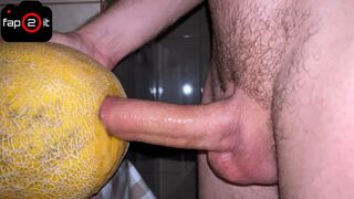 Szarva növekvő hapsi dübörög egy lédús dinnyével nyögve a creampie-ig